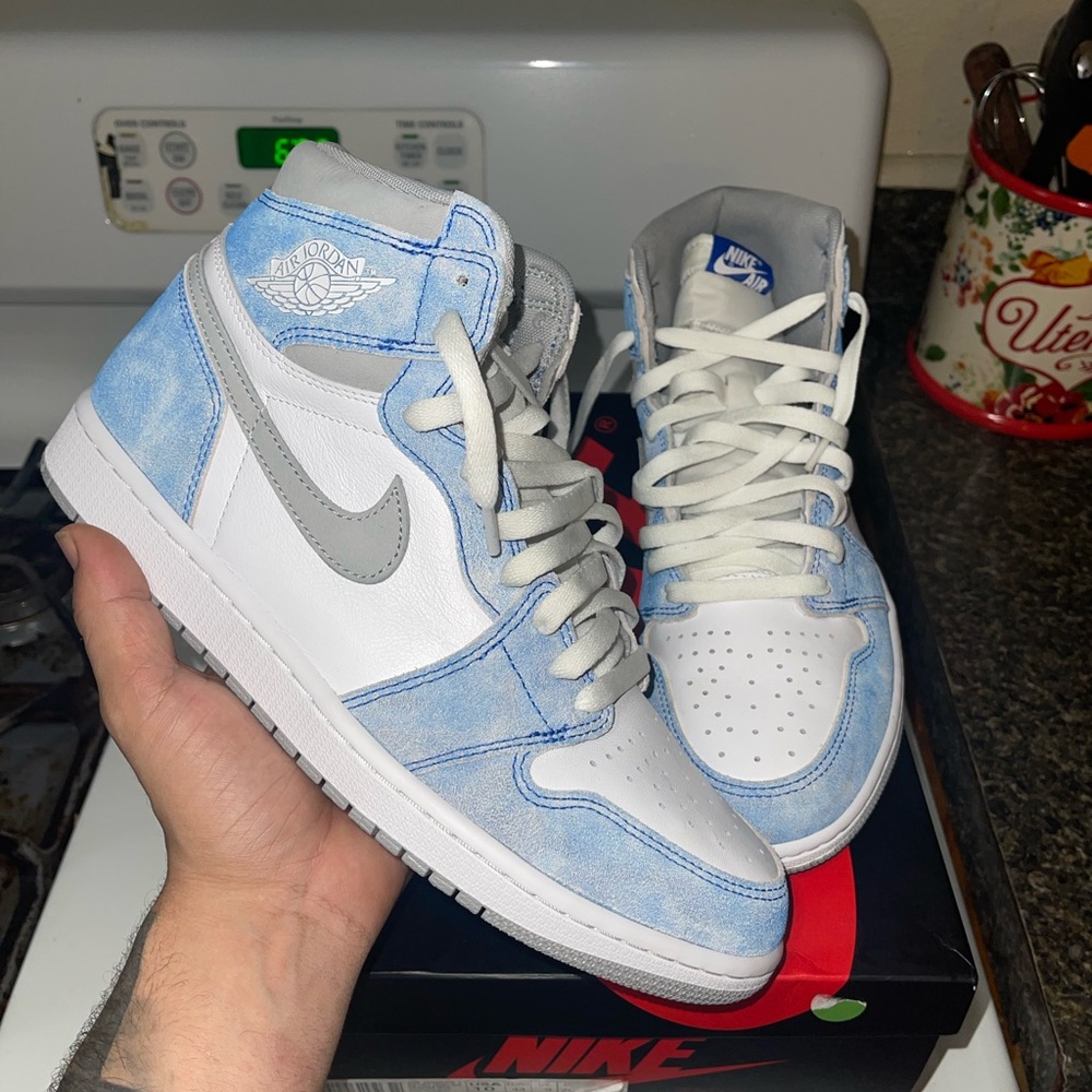 Air Jordan 1 Hyper Royal